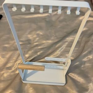 Super cute jewelry organizer! Holds bracelets and necklaces perfectly